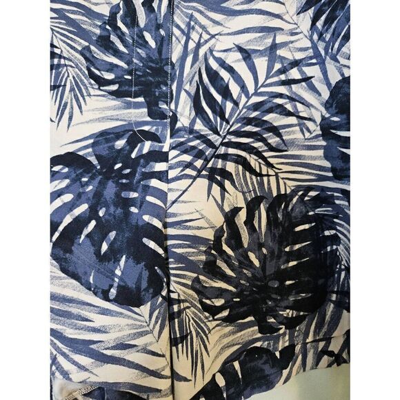 Spanx On The Go leaf print blue and white shorts. Size XL. - Picture 3 of 6
